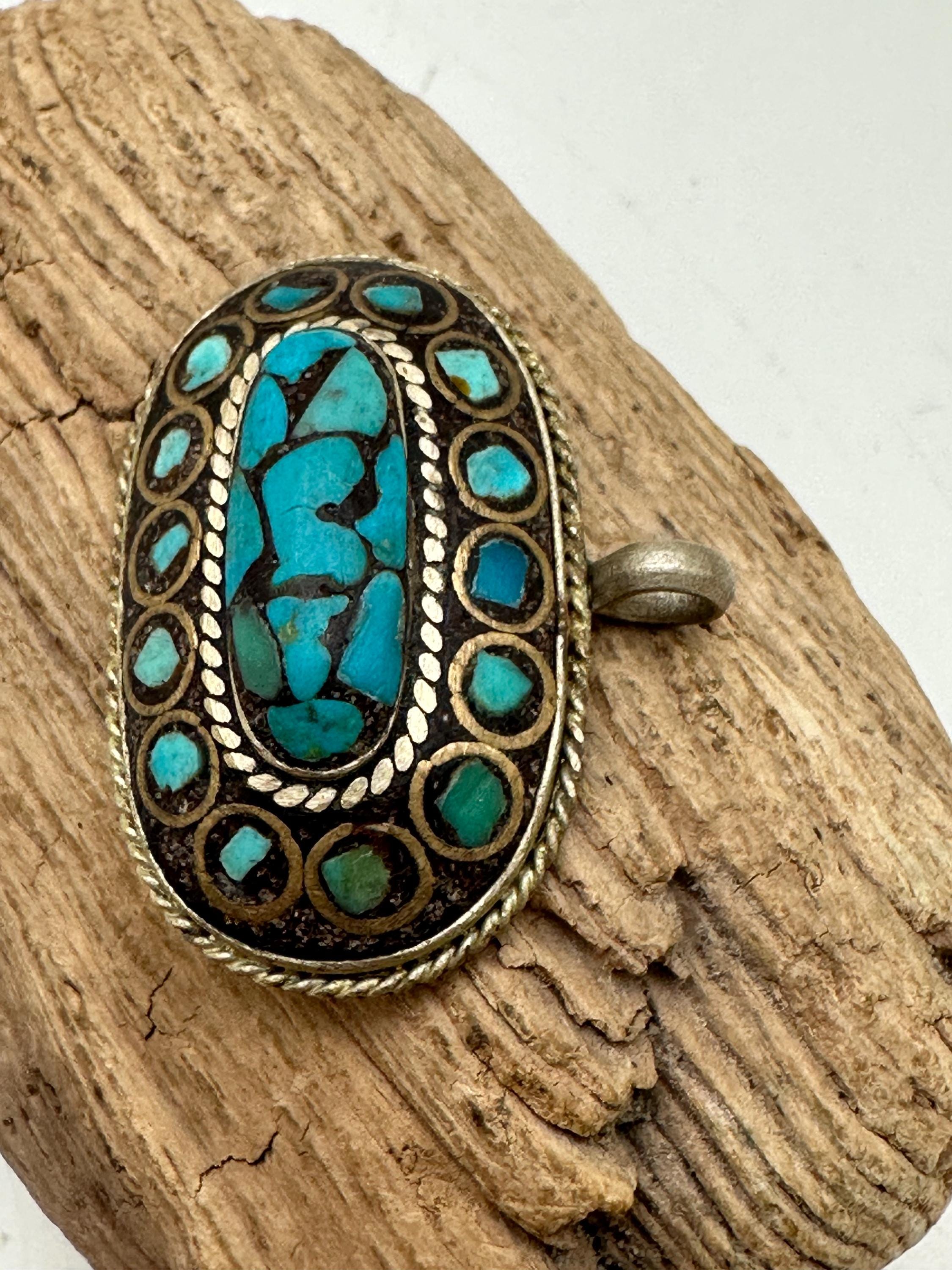 Pendentif Porte-bonheur Tibétain En Laiton Avec Turquoise Imitation - Forme Lune, Bleu Marine