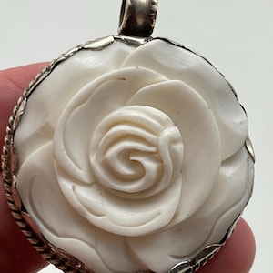 Ciondolo a forma di rosa, rosa intagliata in osso, fiore, fatto a mano, argento tibetano, himalayano, nepalese