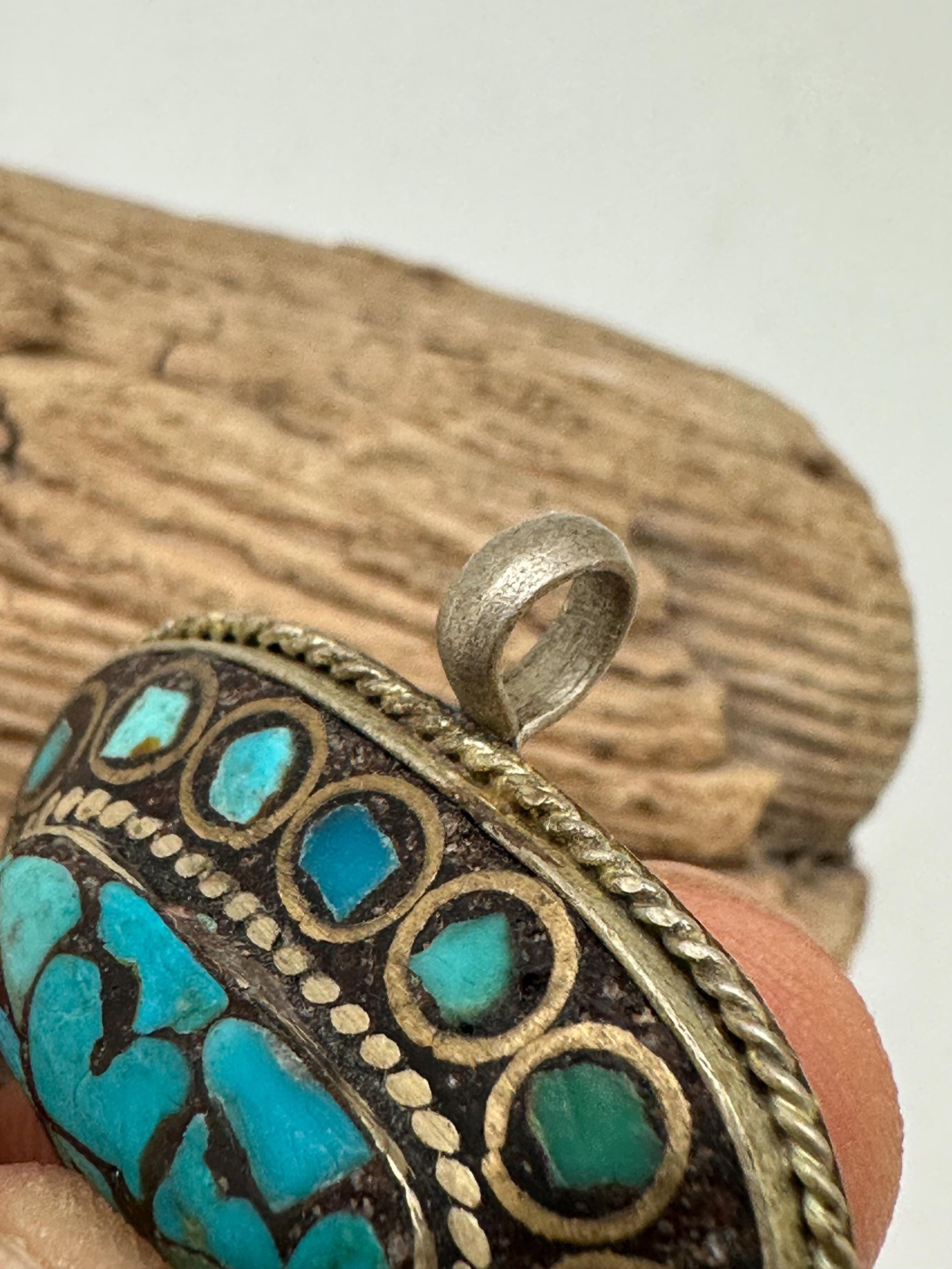 Pendentif Tibétain Porte-bonheur En Laiton - Forme Lune Avec Turquoise Imitation, Bleu Marine, Neuf