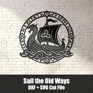 Könnte beinhalten: Ein kreisförmiges Wandkunstobjekt aus schwarzem Metall, das ein Wikingerschiff mit einem Drachenkopf am Bug und einem Segel mit Triquetra-Symbol zeigt. Das Schiff ist auf stilisierten Wellen dargestellt, umrahmt von einer Bordüre mit Runen.