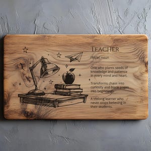 以下が含まれることがあります： 「TEACHER」の文字と定義が書かれた木製のプラーク。デザインには、ランプ、本、リンゴ、紙飛行機のある机が含まれています。プラークは長方形で角が丸く、木目調の仕上がりです。