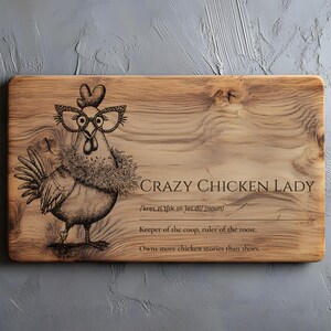Puede incluir: Tabla de cortar de madera con una ilustración de una gallina con gafas y un cuello esponjoso. El texto dice "CRAZY CHICKEN LADY" con una definición y citas humorísticas sobre gallinas.