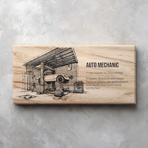 Peut inclure: Plaque en bois avec une illustration gravée d'une voiture en réparation dans un garage. Le texte "AUTO MECHANIC" et une définition sont affichés. L'œuvre est en noir et blanc.