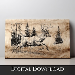 Könnte beinhalten: Ein digitaler Download-Druck mit einer detaillierten Schwarz-Weiß-Illustration eines laufenden Hirsches mit großem Geweih. Das Kunstwerk ist vor dem Hintergrund von Kiefern und Waldelementen auf einer holzmaserierten Oberfläche abgebildet. Die Worte "DIGITALER DOWNLOAD" stehen unten.