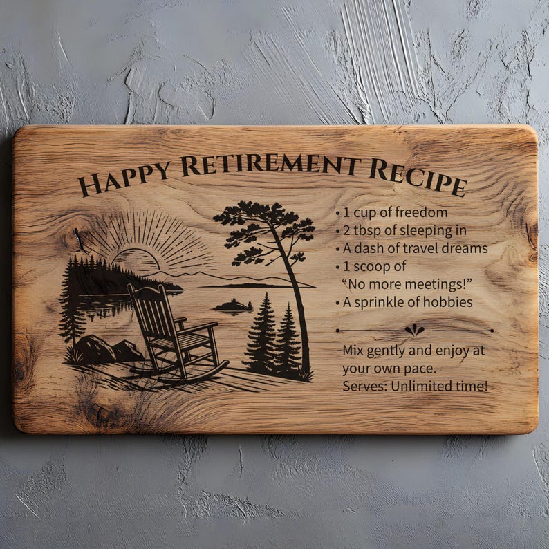 Op de afbeelding: Een rechthoekige houten snijplank met een lasergegraveerd ontwerp van een schommelstoel aan een meer, een zon en bomen. De tekst luidt: Happy Retirement Recipe, 1 cup of freedom, 2 tbsp of sleeping in, a dash of travel dreams, 1 scoop of No more meetings!, a sprinkle of hobbies, Mix gently and enjoy at your own pace. Serves: Unlimited time!