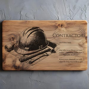 Puede incluir: Placa de madera con grabado de un casco de constructor, planos y herramientas. La palabra "CONTRACTOR" y una definición están grabadas. La madera tiene vetas naturales. Decoración.