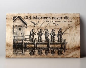 Puede incluir: Arte de pared de madera con el texto "Old fishermen never die... We just smell that way." La imagen muestra a cinco pescadores en un muelle, con una pequeña cabaña y gaviotas. La obra de arte es en tonos marrones y negros, con un diseño rústico.