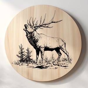 Op de afbeelding: Een zwart-witte illustratie van een eland met grote geweien, staand in een bosrijke omgeving. De eland is afgebeeld met zijn bek open, alsof hij roept. De illustratie is op een ronde houten plaquette.