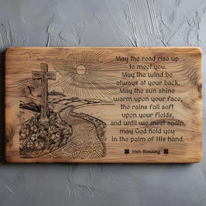 Puede incluir: Placa de madera rectangular con una bendición irlandesa grabada. El diseño incluye una cruz celta, un camino y un sol. El texto dice "May the road rise up to meet you..." y está firmado "Irish Blessing."