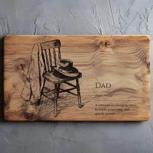 Puede incluir: Tabla de cortar de madera con un grabado detallado de una silla, un sombrero y un abrigo. La palabra "DAD" se muestra con una definición y una descripción de las cualidades de un padre. La tabla tiene un acabado de veta de madera natural.