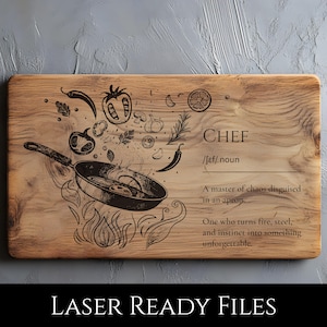 Pode incluir: Uma tábua de corte retangular de madeira com uma gravação a laser de uma frigideira com vegetais flutuantes e chamas. O texto diz: CHEF /ʃɛf/ noun. A master of chaos disguised in an apron. One who turns fire, steel, and instinct into something unforgettable.