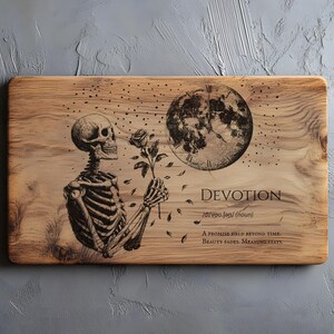 Puede incluir: Tabla de cortar rectangular de madera con un dise&ntilde;o grabado. El dise&ntilde;o presenta un esqueleto sosteniendo una rosa, una luna llena con una esfera de reloj y la palabra "DEVOTION" con una definici&oacute;n y una cita.