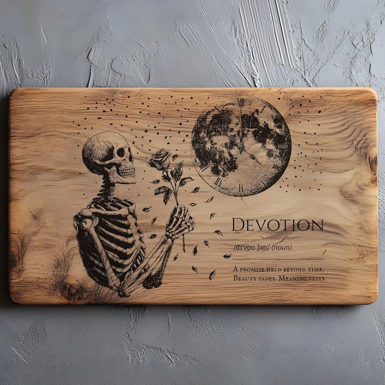 Puede incluir: Tabla de cortar rectangular de madera con un dise&ntilde;o grabado. El dise&ntilde;o presenta un esqueleto sosteniendo una rosa, una luna llena con una esfera de reloj y la palabra "DEVOTION" con una definici&oacute;n y una cita.