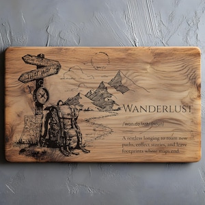 以下が含まれることがあります： 木製のまな板。コンパス、バックパック、「That Way」と「Home Eventually」の標識、山、そして「Wanderlust」の文字が刻まれたデザイン。ワンダーラストの定義も含まれています。