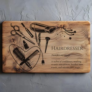 Peut inclure: Planche à découper en bois avec des outils de coiffure gravés, dont des ciseaux et un sèche-cheveux. Le mot "HAIRDRESSER" est affiché avec une définition. La planche a un fini grain de bois naturel.