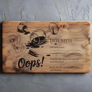 Puede incluir: Tabla de cortar de madera con las palabras "Oops!" y "Hot Mess" grabadas. El diseño incluye vino derramado, una taza derramada y un lápiz labial. El texto dice "Un desastre elegante."
