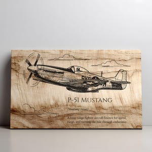 Puede incluir: Un letrero de madera con una ilustración detallada en blanco y negro de un avión de combate P-51 Mustang. El texto "P-51 MUSTANG" está debajo del avión, con una definición y descripción. El letrero tiene una veta de madera natural.