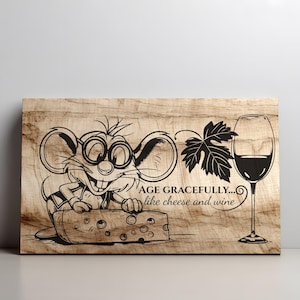 Può includere: Cartello in legno con un topo dei cartoni animati con gli occhiali e una forma di formaggio. Sono raffigurati anche un bicchiere di vino e una foglia d'uva. Il testo recita "AGE GRACEFULLY... like cheese and wine."