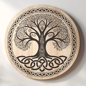 Pode incluir: Uma decoração de parede redonda de madeira com um design em preto e branco de uma árvore da vida com raízes e ramos intrincados. A árvore é cercada por uma borda de nó celta.