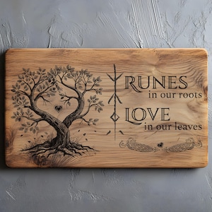 Può includere: Targa rettangolare in legno con un disegno di albero e le parole "RUNES in our roots LOVE in our leaves". L'albero ha un cuore al centro. La targa ha una venatura del legno marrone chiaro.