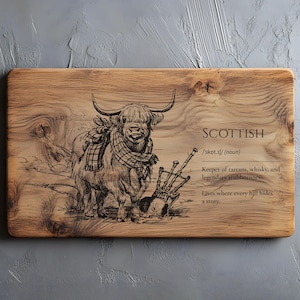 Puede incluir: Tabla de cortar de madera rectangular con diseño escocés. Presenta una ilustración grabada de una vaca de las Tierras Altas con bufanda, gaita y la palabra "Scottish" con una definición. La tabla tiene un veteado de madera natural.