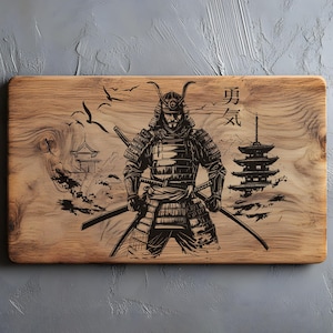 Op de afbeelding: Houten snijplank met een gedetailleerde zwarte gravure van een samoerai-krijger in volledige uitrusting, met twee zwaarden. Het ontwerp omvat Japanse architectuur, vogels en de Japanse karakters voor "moed".