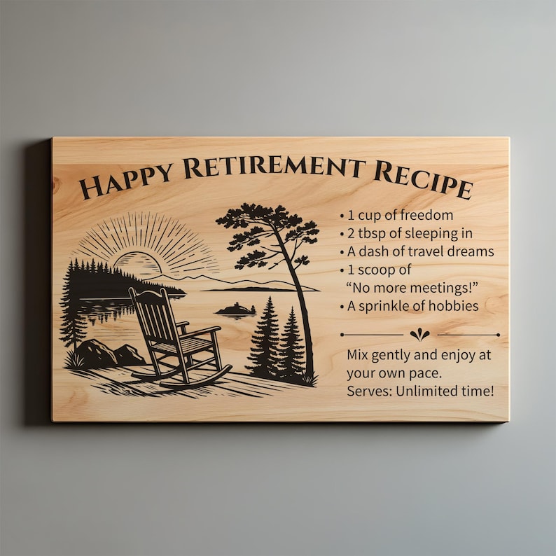 Op de afbeelding: Een rechthoekige plaat van licht hout met een zwarte gravure van een schommelstoel aan een meer met een zon en bomen. De tekst luidt HAPPY RETIREMENT RECIPE met een lijst ingredi&euml;nten zoals 1 cup of freedom en 2 tbsp of sleeping in.