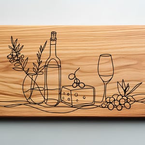 Op de afbeelding: Een houten snijplank met een lijntekening van een wijnfles, een glas wijn, een blok kaas en druiven. De tekening is in zwarte inkt op een lichtbruin houten oppervlak.