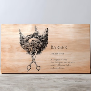 Puede incluir: Cartel de madera con temática de barbero. El cartel presenta una ilustración detallada de una barba con tijeras y la palabra "BARBER". También se incluye la definición de barbero.