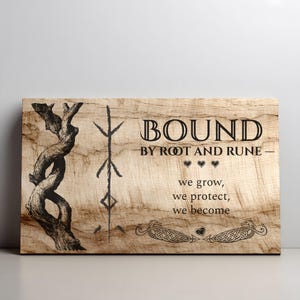 Puede incluir: Arte de pared de madera con las palabras "BOUND BY ROOT AND RUNE" en letras negras. El arte presenta una ilustración de rama de árbol a la izquierda y símbolos rúnicos. La parte inferior del arte tiene un diseño decorativo y las palabras "we grow, we protect, we become."