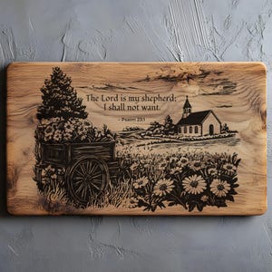 Può includere: Tagliere in legno con una scena pastorale incisa. Il design presenta una chiesa, un carro pieno di fiori e il testo "The Lord is my shepherd; I shall not want. - Salmo 23:1". La tavola ha una finitura naturale venata del legno.