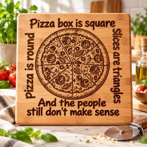 Könnte beinhalten: Ein quadratisches Schneidebrett aus Bambus mit einer lasergravierten Abbildung einer runden Pizza in dreieckigen Stücken. Der Text lautet: Pizza box is square, pizza is round, slices are triangles, and the people still don't make sense.