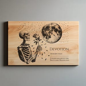 Puede incluir: Placa de madera con una ilustraci&oacute;n en blanco y negro de un esqueleto sosteniendo una rosa, con un dise&ntilde;o de luna y reloj. La palabra "DEVOTION" est&aacute; impresa debajo, junto con una definici&oacute;n y una cita.