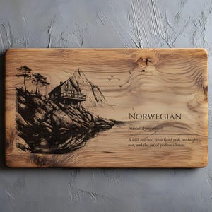 Peut inclure: Planche à découper en bois avec une illustration gravée d'une scène côtière norvégienne, comprenant une cabane, des montagnes et de l'eau. Le mot "NORWEGIAN" est au-dessus d'une définition et d'une citation.