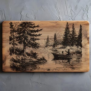 Puede incluir: Tabla de cortar de madera con un grabado negro detallado de una escena de lago. La obra de arte representa a una persona pescando desde un barco, rodeada de árboles y agua. La tabla tiene un acabado de veta de madera natural.