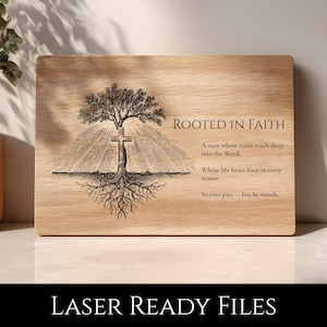 Puede incluir: Placa de madera con el texto "ROOTED IN FAITH" y un diseño de árbol con una cruz. La placa también incluye el texto "Un hombre cuyas raíces se adentran en la Palabra. Cuya vida da fruto en cada estación."