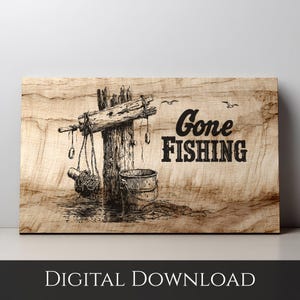 Könnte beinhalten: Rustikales Holzschild mit dem Schriftzug "Gone Fishing" in einer Vintage-Schriftart. Das Schild zeigt eine detaillierte Illustration eines Angelpfostens mit einem Eimer und Angelausrüstung. Der Hintergrund hat eine Holzmaserung.