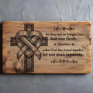 Pode incluir: Placa de madeira retangular com um desenho de cruz e coração. A cruz é entrelaçada com uma fita em forma de coração. O texto diz: "Por isso, já não são dois, mas um só. Portanto, o que Deus ajuntou, não o separe o homem."