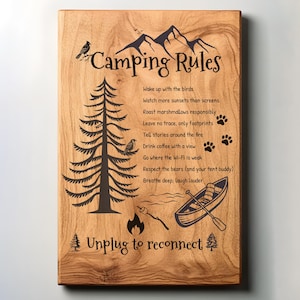 Puede incluir: Cartel de madera con las palabras "Camping Rules" e ilustraciones de montañas, árboles, pájaros, una fogata, una canoa y huellas de patas. El cartel está grabado con texto temático de camping.