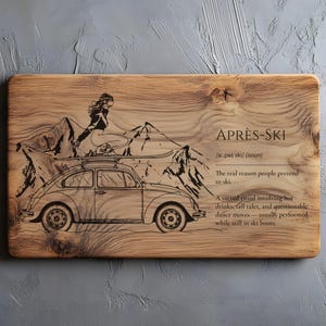 Può includere: Tagliere in legno con un design inciso raffigurante un'auto d'epoca, montagne e uno sciatore. Il testo "APRÈS-SKI" è visualizzato, insieme a una definizione. Un oggetto decorativo per la casa.