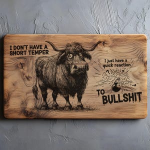 Può includere: Tagliere in legno con un'illustrazione umoristica di una mucca delle Highlands e il testo "I don't have a short temper, I just have a quick reaction to bullshit." Il tagliere ha una finitura naturale.
