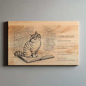 Op de afbeelding: Houten plaat met een illustratie van een kat met een bril, in een bibliotheekomgeving. De tekst luidt "LIBRARIAN" met een definitie, inclusief "Boekninja met een zesde zintuig voor achterstallige schuld."