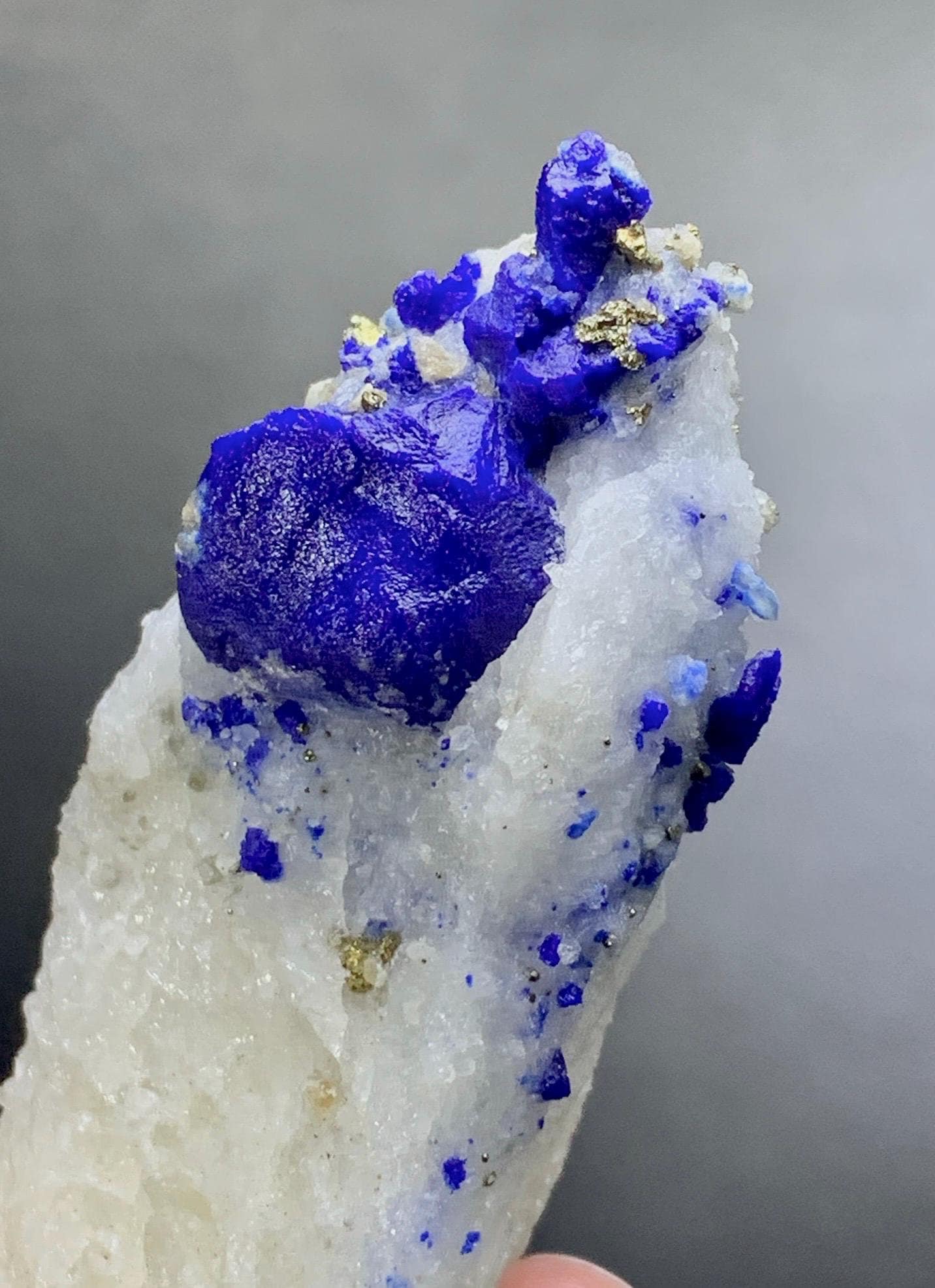 トップブルーソーダライト(アウイン？)母岩上の結晶2