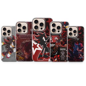 Puede incluir: Una colección de fundas para teléfonos con el personaje Shadow de la franquicia Sonic the Hedgehog. Las fundas muestran varios diseños, incluyendo a Shadow en poses de acción, patrones de estrellas y el texto "Shadow". La combinación de colores es principalmente rojo, negro y blanco.