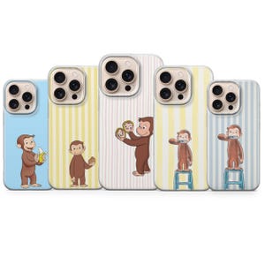 Puede incluir: Cinco fundas para teléfono con diseños de Curious George. Las fundas presentan a George con un plátano, sosteniendo una magdalena, sosteniendo un espejo, en un taburete con un cepillo de dientes y en un taburete con una venda. Fondos a rayas y lisos.