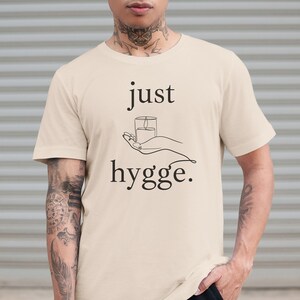 Camicia minimalista Just Hygge, 100% cotone biologico, regalo scandinavo, abbigliamento Hygge e felicità, accogliente maglietta natalizia, prodotto ecologico