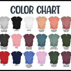 以下が含まれることがあります： 18種類のTシャツの色を示すカラーチャート。色は、アスレチックヘザー、ブラック、ホワイト、ヘザーピーチ、ヘザースンセット、ヘザーモーブ、ダークグレーヘザー、ピンク、ヘザーマロン、ヘザーディープティール、ヘザードゥースティーブルー、ミリタリーグリーン、レッド、ネイビー、ヘザーコロンビアブルー、ライラック、ヘザーフォレスト、ヘザーマロンです。