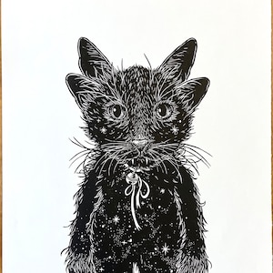 Zwarte Kat Lino Print - Handgemaakte Sprookjesachtige Wand Kunst - Cadeau voor Katten Liefhebber - Fantasie Dier Illustratie