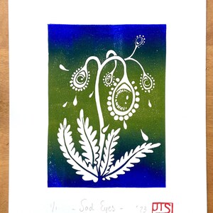 Märchenhafter floraler Linoldruck - Botanischer Fantasy-Druck in Blau und Grün - Surreale Augenkunst - handgemachtes Goth-Geschenk