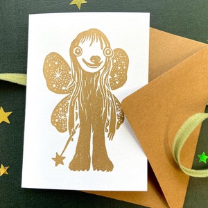 Handgemaakte Kerstkaart - Lino Print Kunst - Alternatieve Wenskaarten Voor Kerst - Sprookjesachtig Monstertje In Goud - Fantasie Dier En Fee